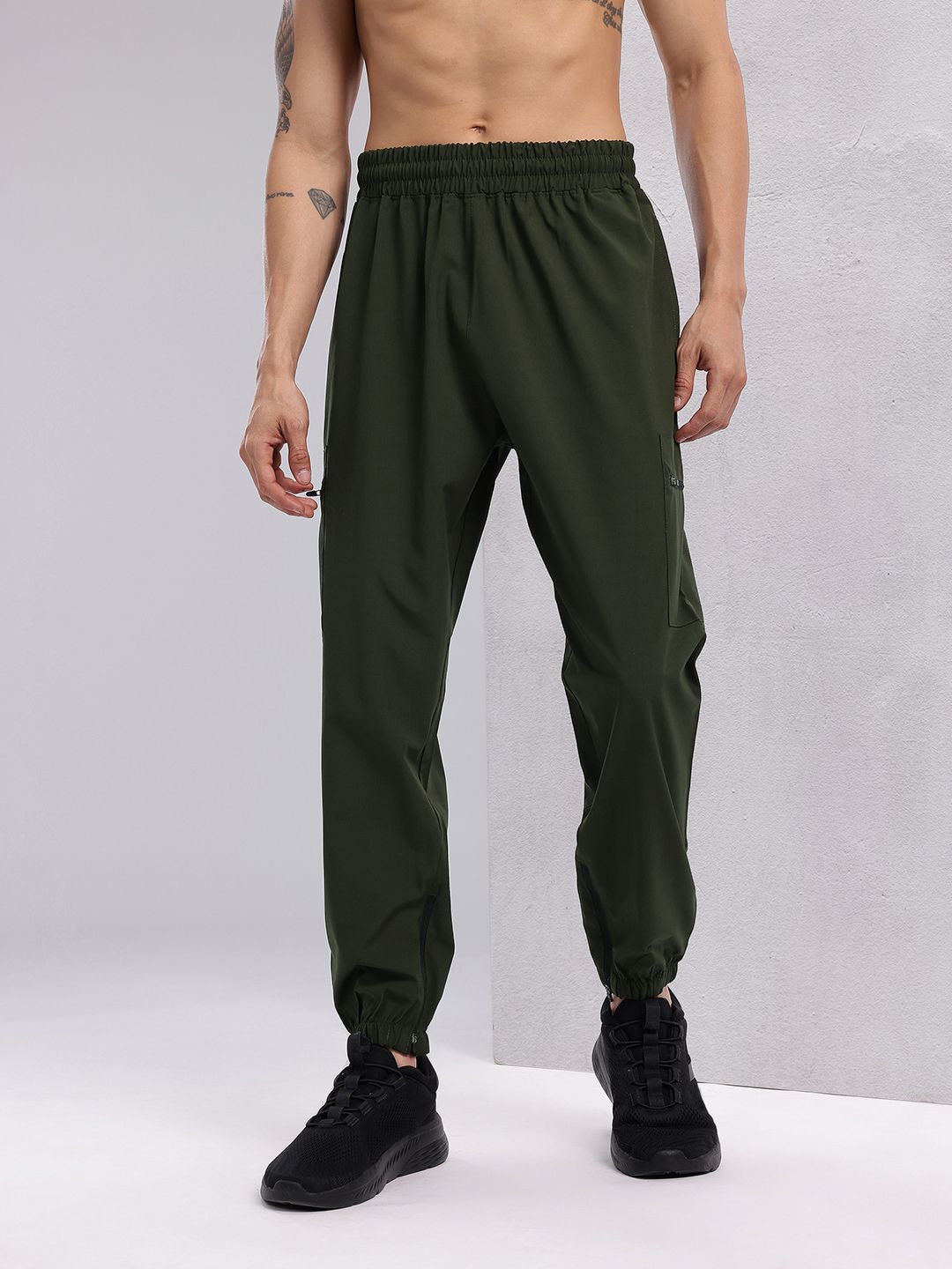 HRX by Hrithik Roshan Men Brand Logo Print Mid-Rise Rapid-Dry Training Cargo-Style Joggers