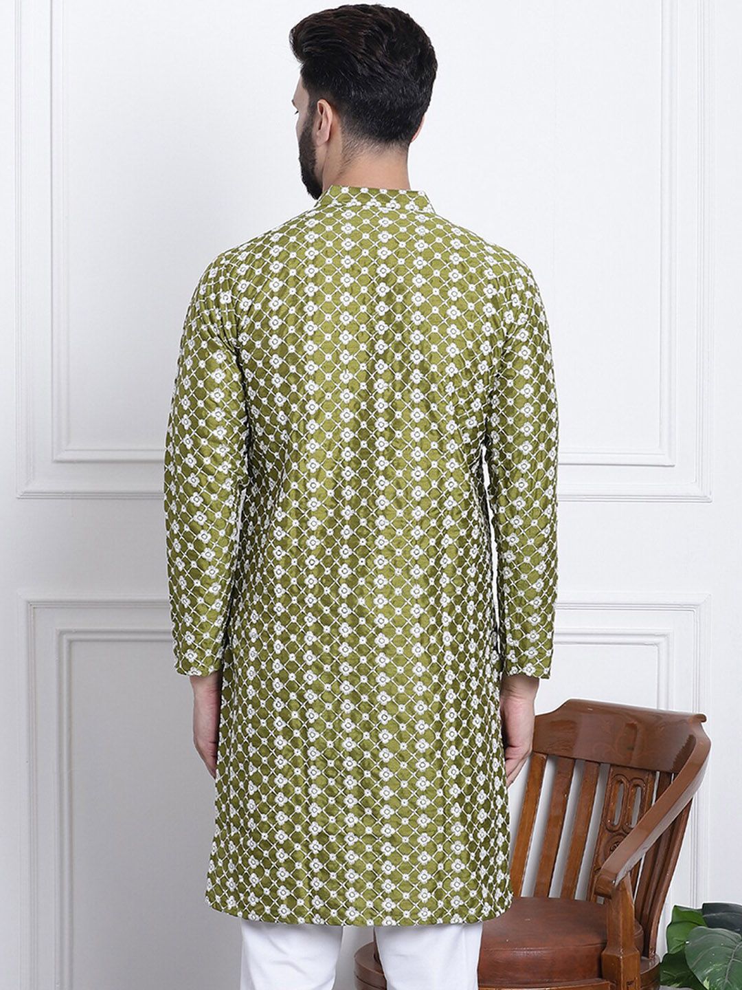 SOJANYA Floral Embroidered Thread Work Straight Kurta