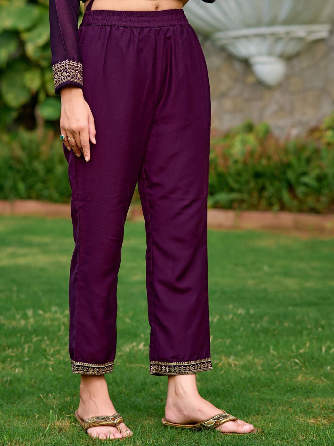 Kalini Floral bersulam kurta lurus dengan seluar & dupatta