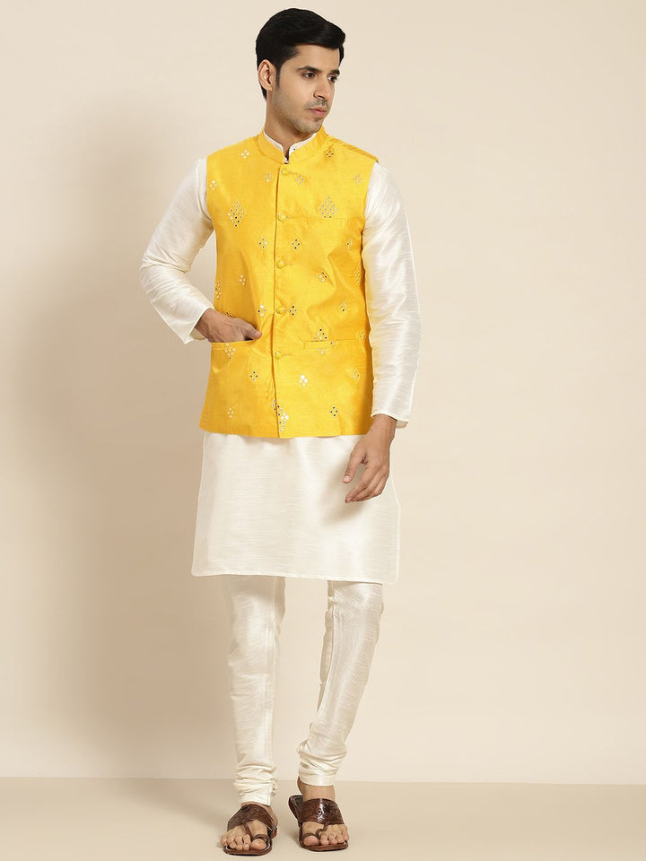 SOJANYA Kurta Berwarna Krim Lelaki dengan Churidar dengan Jaket Nehru