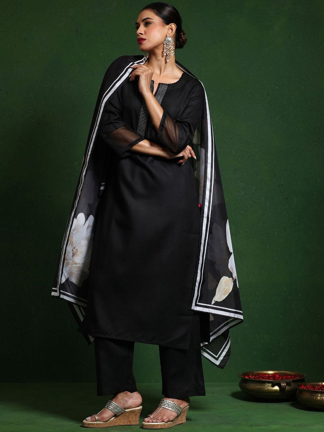 Varanga Thread Work Notch Neck Straight Kurta With Trousers And Dupatta