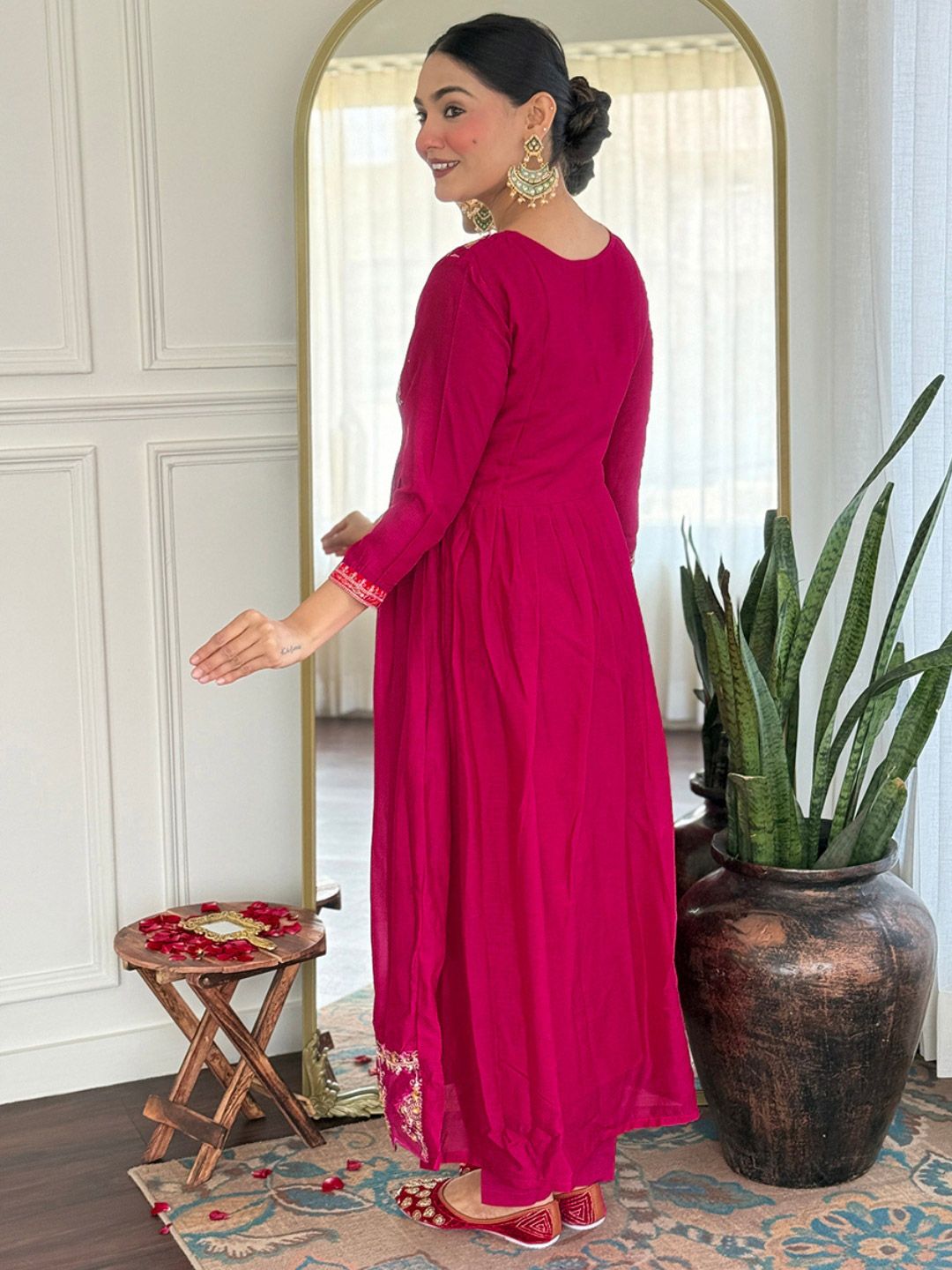 Kalini Reka Bentuk Yoke Floral V-Neck Zari Anarkali Kurta dengan Seluar dan Dupatta