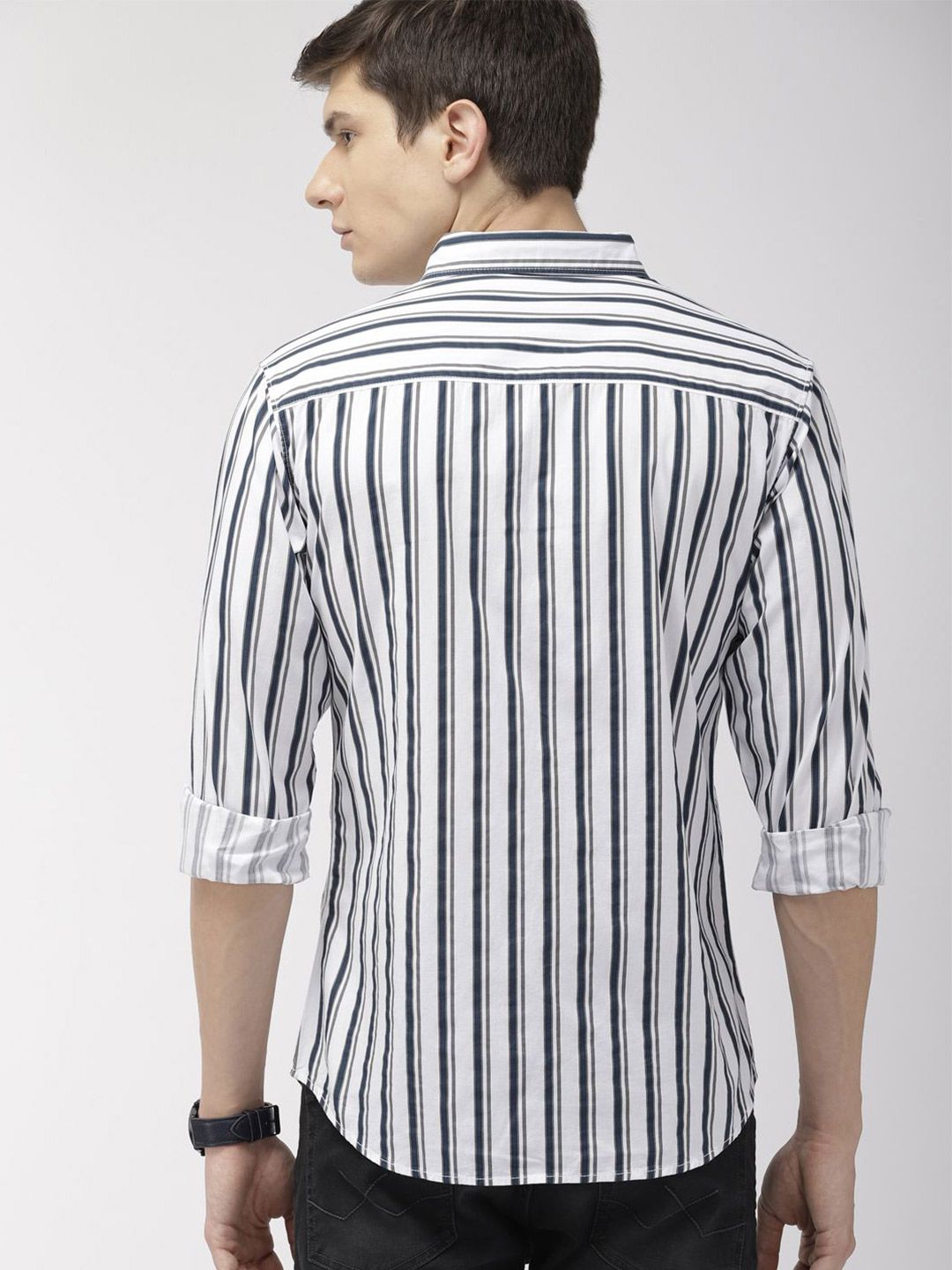 The Indian Garage Co Men White & Navy Blue Slim Fit Striped Casual Shirt