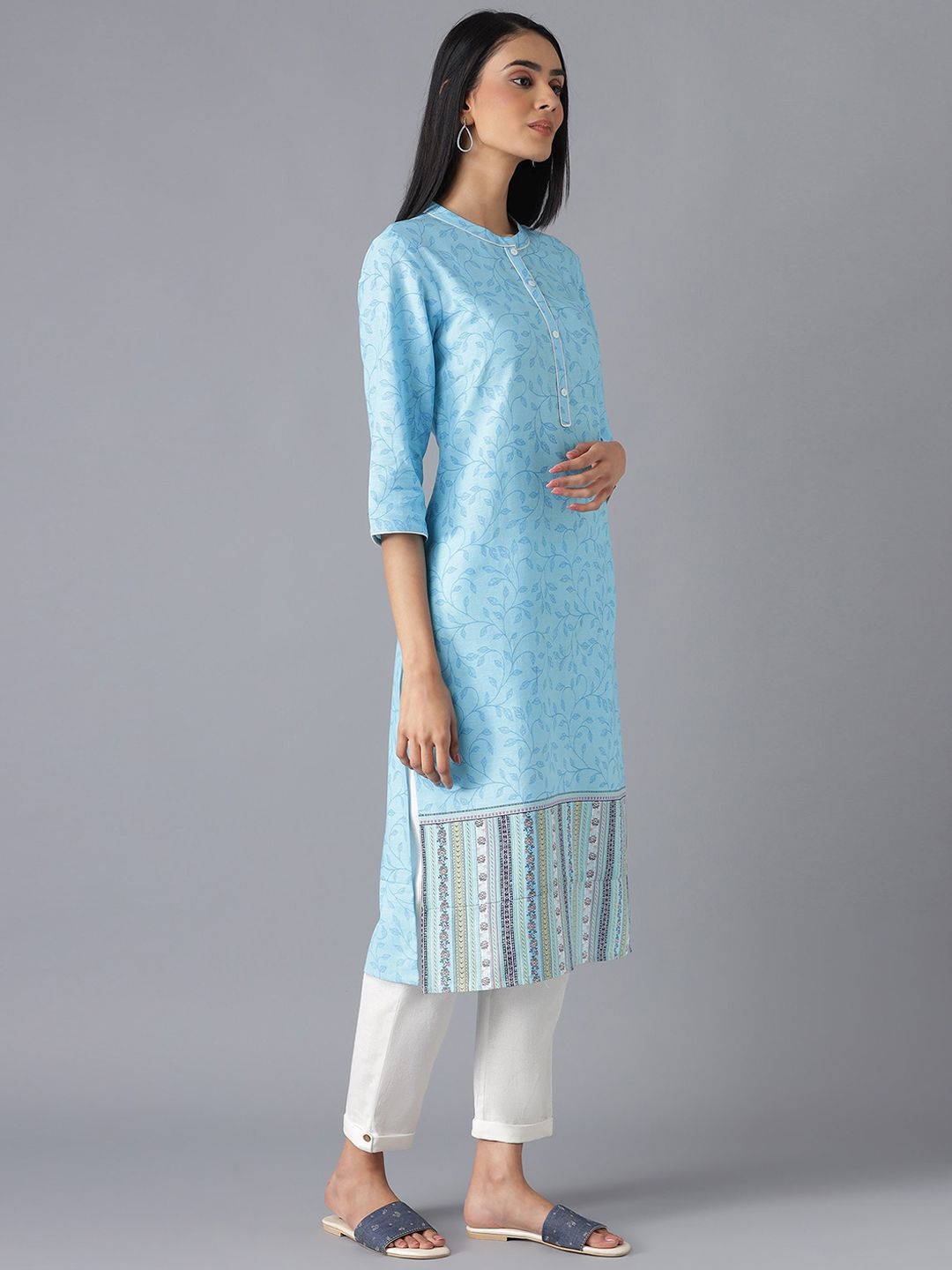 AURELIA Women Blue & White Floral Printed Kurta with Trousers