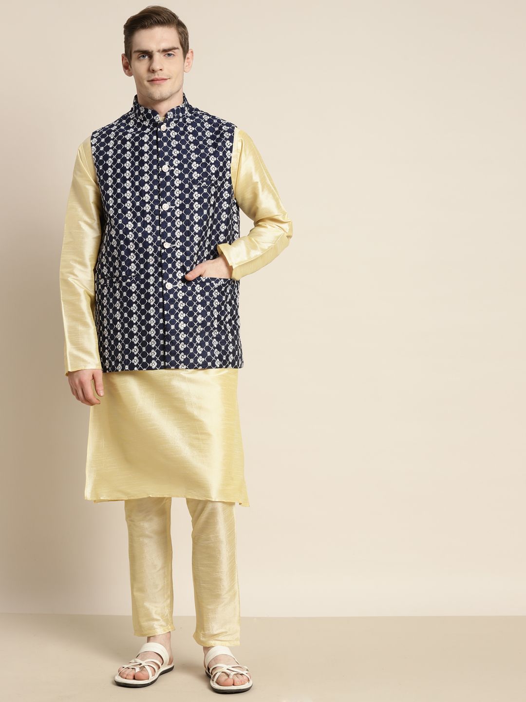 SOJANYA Kurta Solid Lelaki dengan Jaket Nehru Bersulam Motif Churidar & Etnik