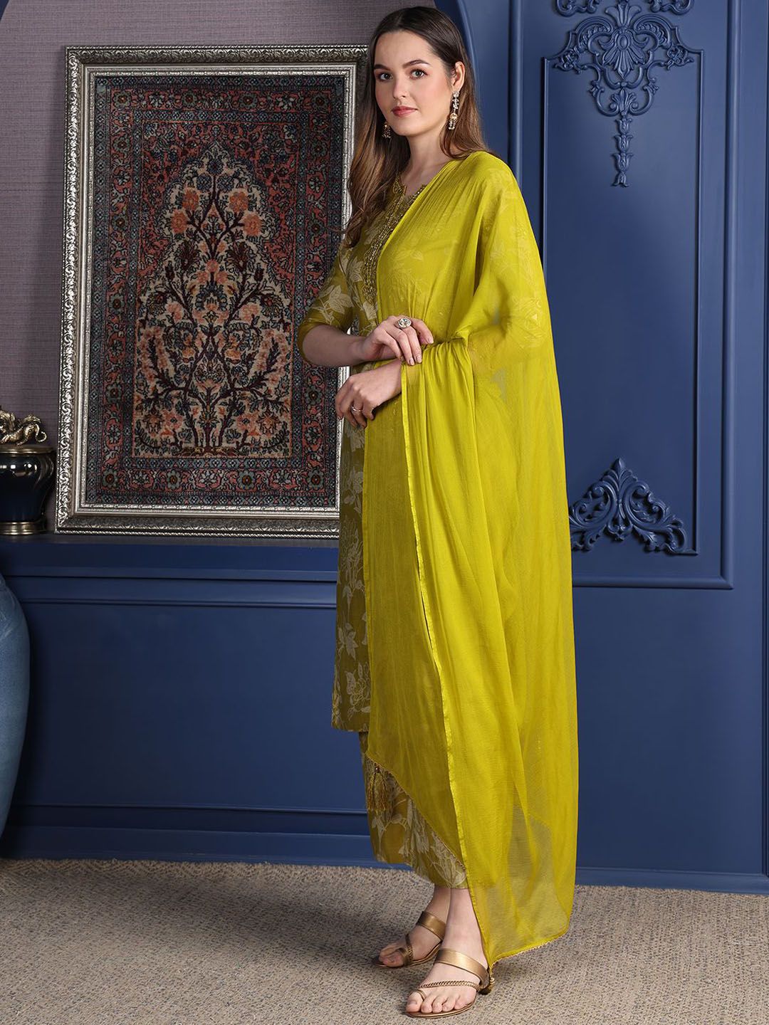 Kalini Floral Printed Notch Mirror Work Kurta Lurus Dengan Palazzo & Dupatta