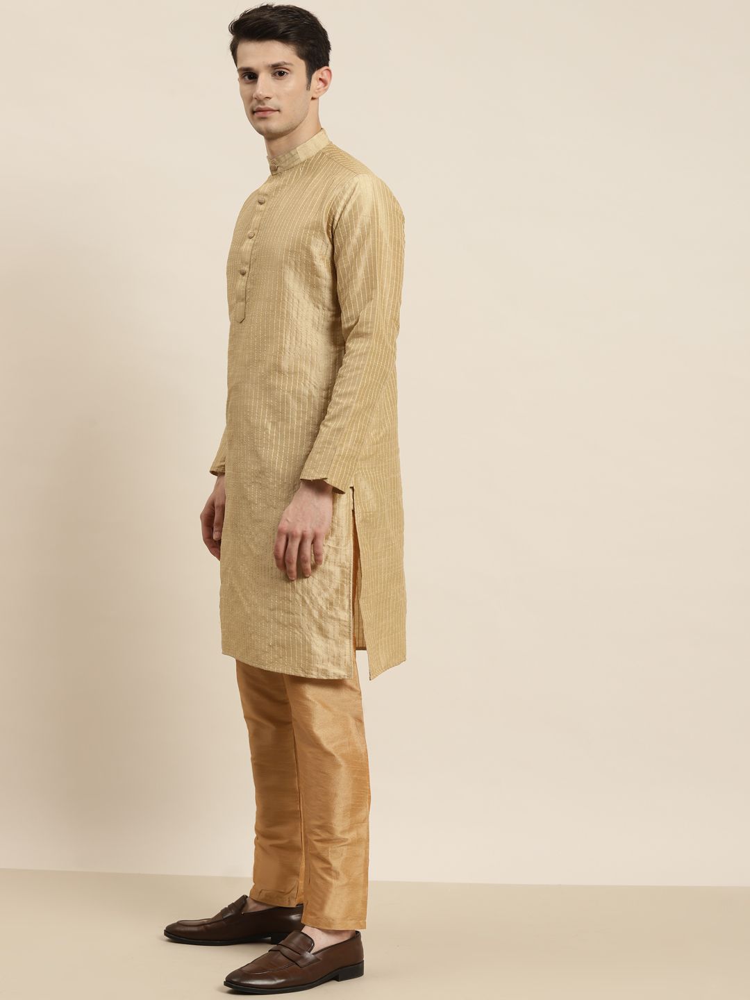 SOJANYA Kurta Emas & Merah Lelaki dengan Jaket Churidar & Nehru