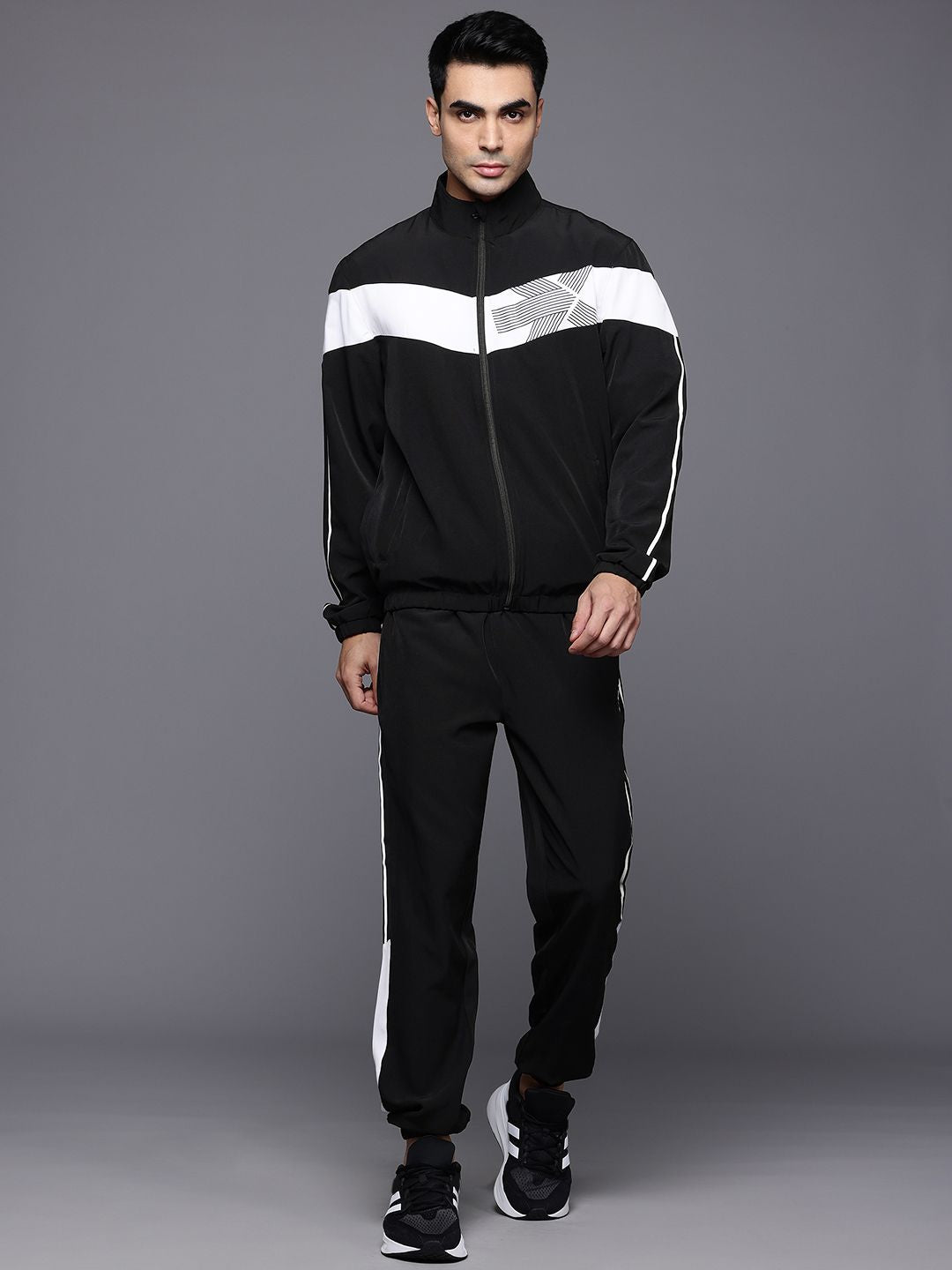 Hrx oleh Hrithik Roshan Colourblocked Logo Brand Dicetak Rapid-Dry Running Tracksuit