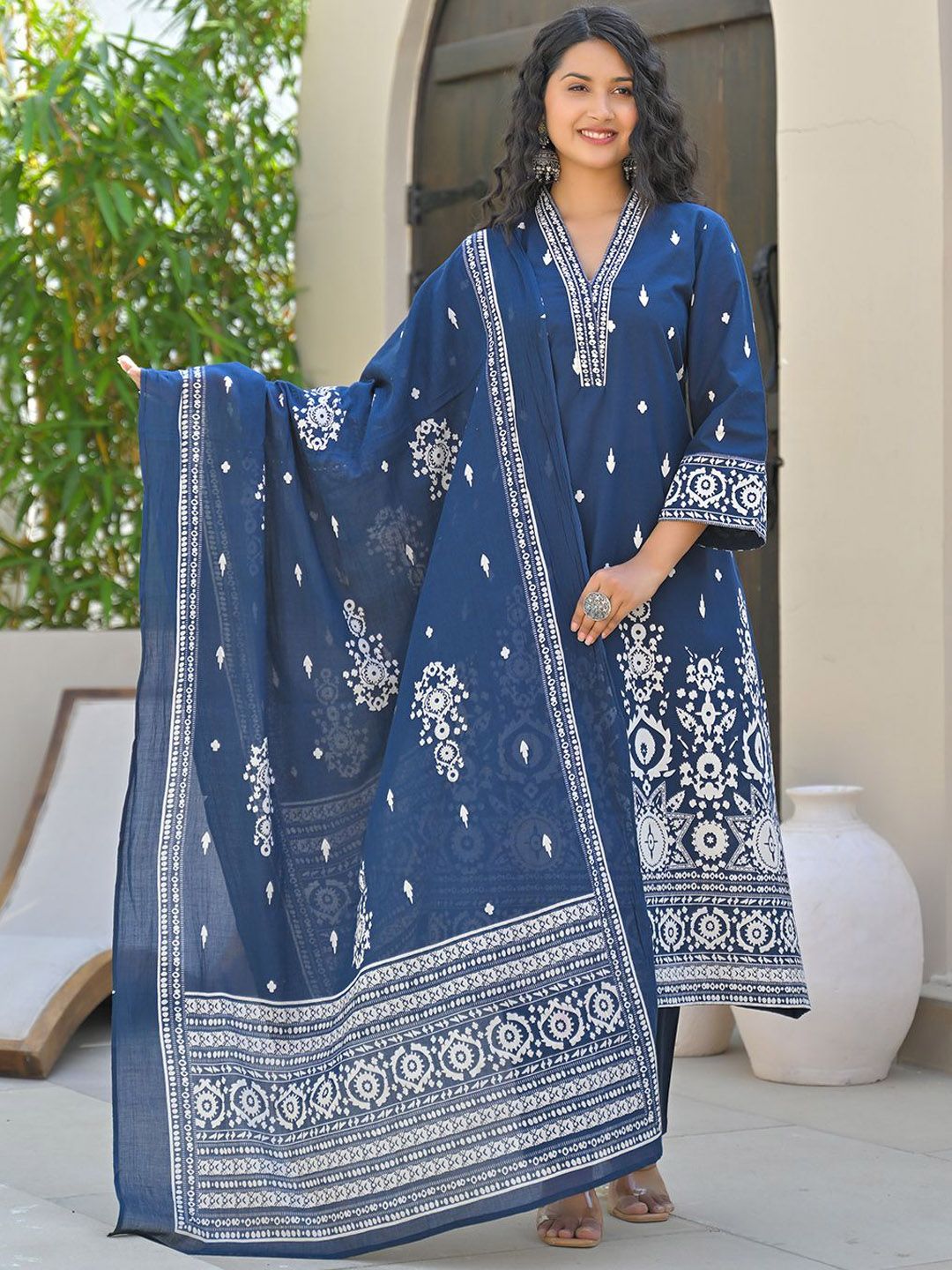 Varanga Women Floral Printed Regular Kurta with Trousers & With Dupatta