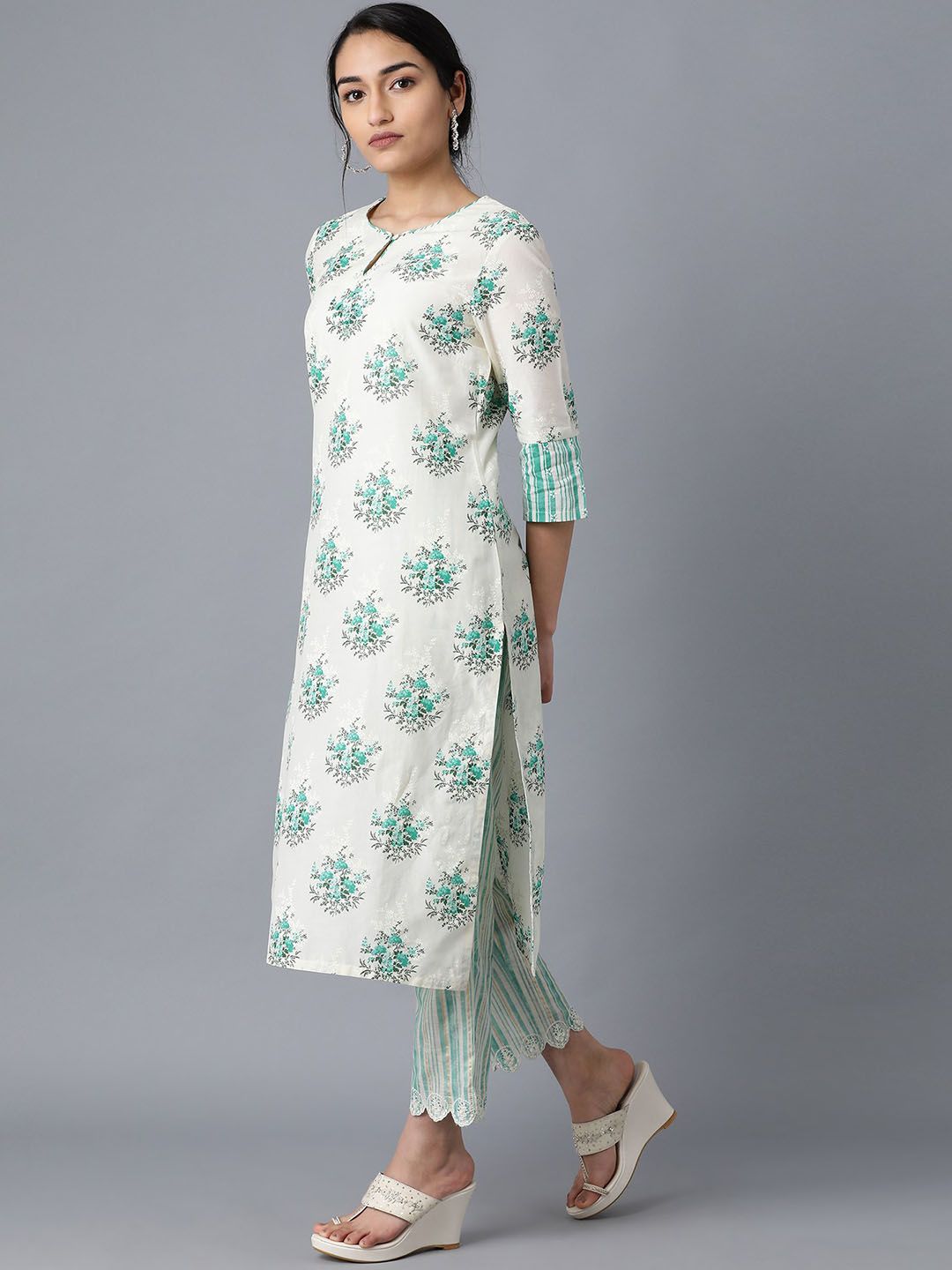 W Women Ethnic Motifs Embroidered Keyhole Neck Flared Sleeves Sequinned Kurta
