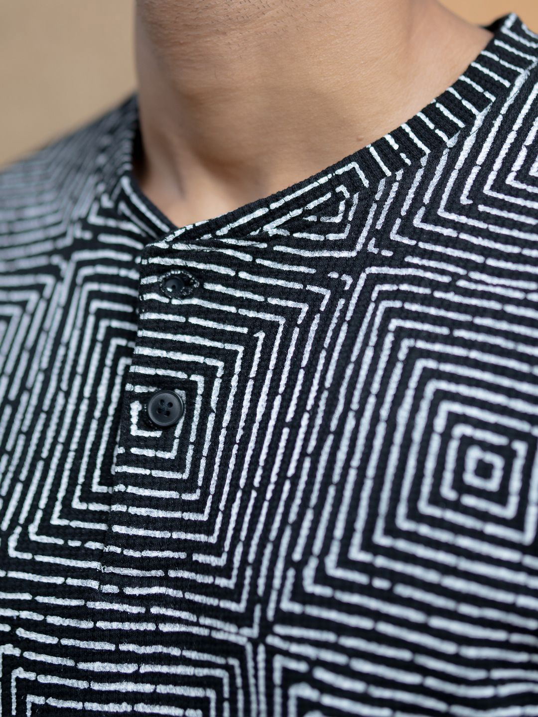 Powerlook Men Black & White Maze Printed Henley Neck T-shirt