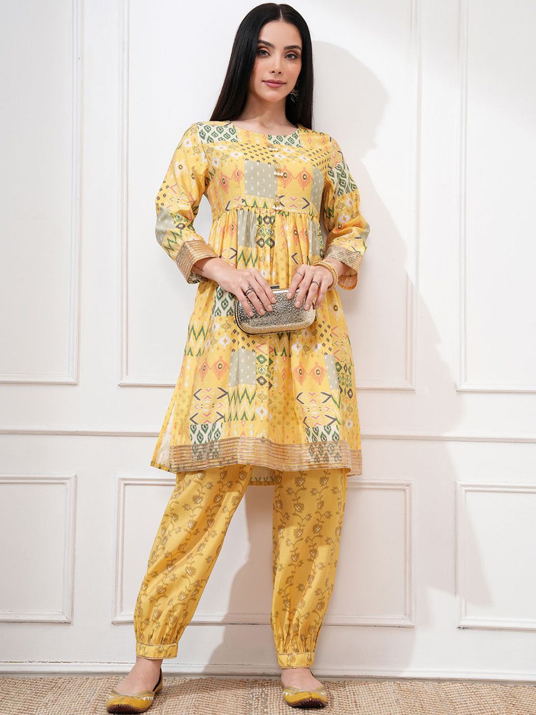 Vishudh Women Digital Printed Kurta With Round Neck And Printed Joggers Co-Ord Set