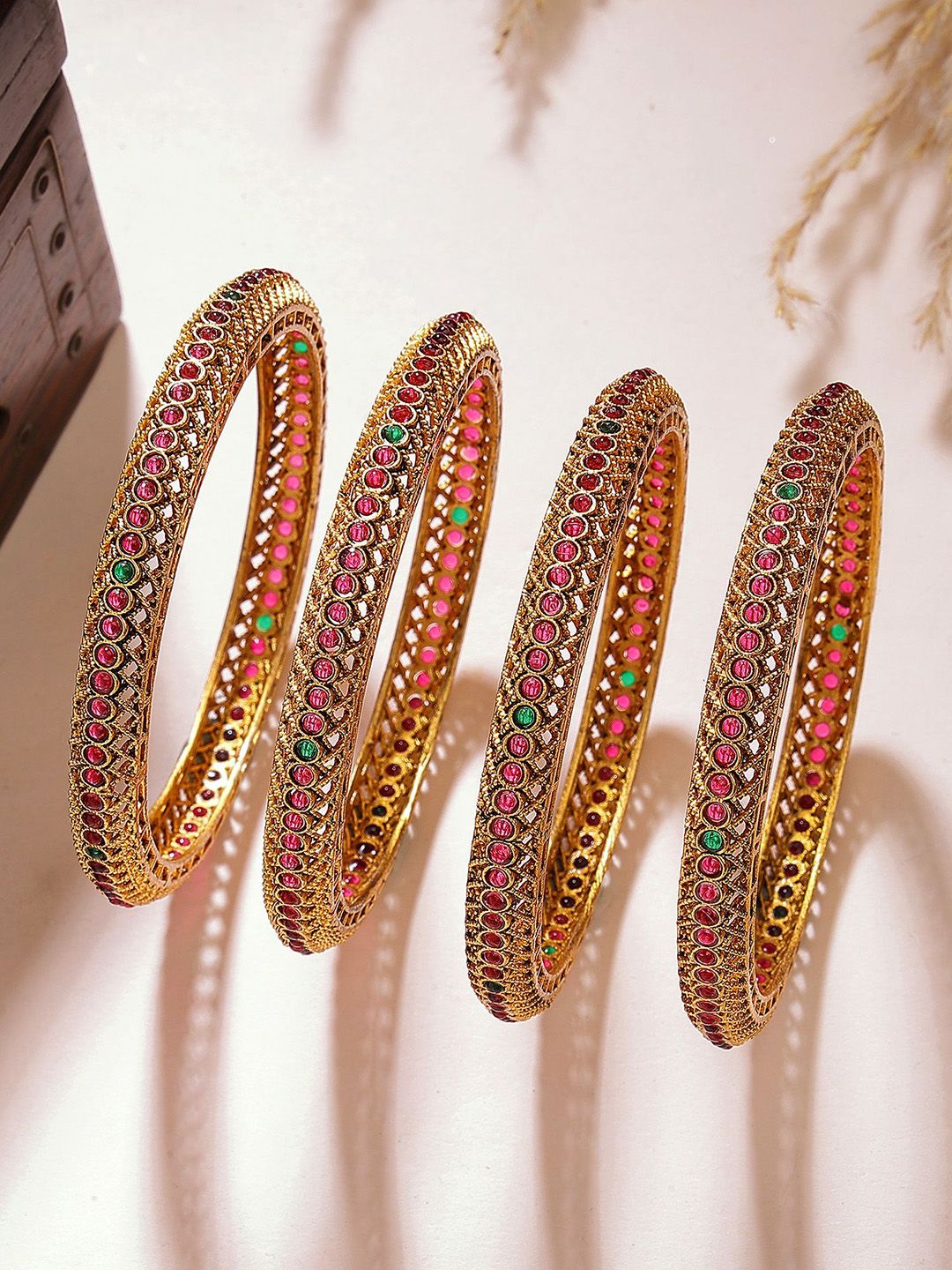 Set Karatcart dari 4 gelang tradisional Kundan berlapis emas