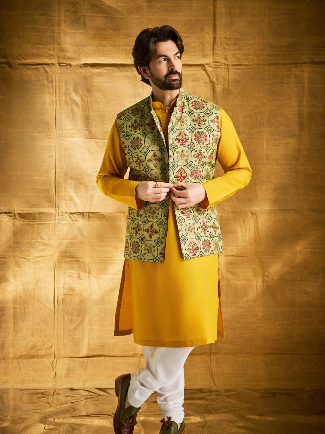 SOJANYA Band Collar Straight Kurta Dengan Churidar Dan Jaket Nehru
