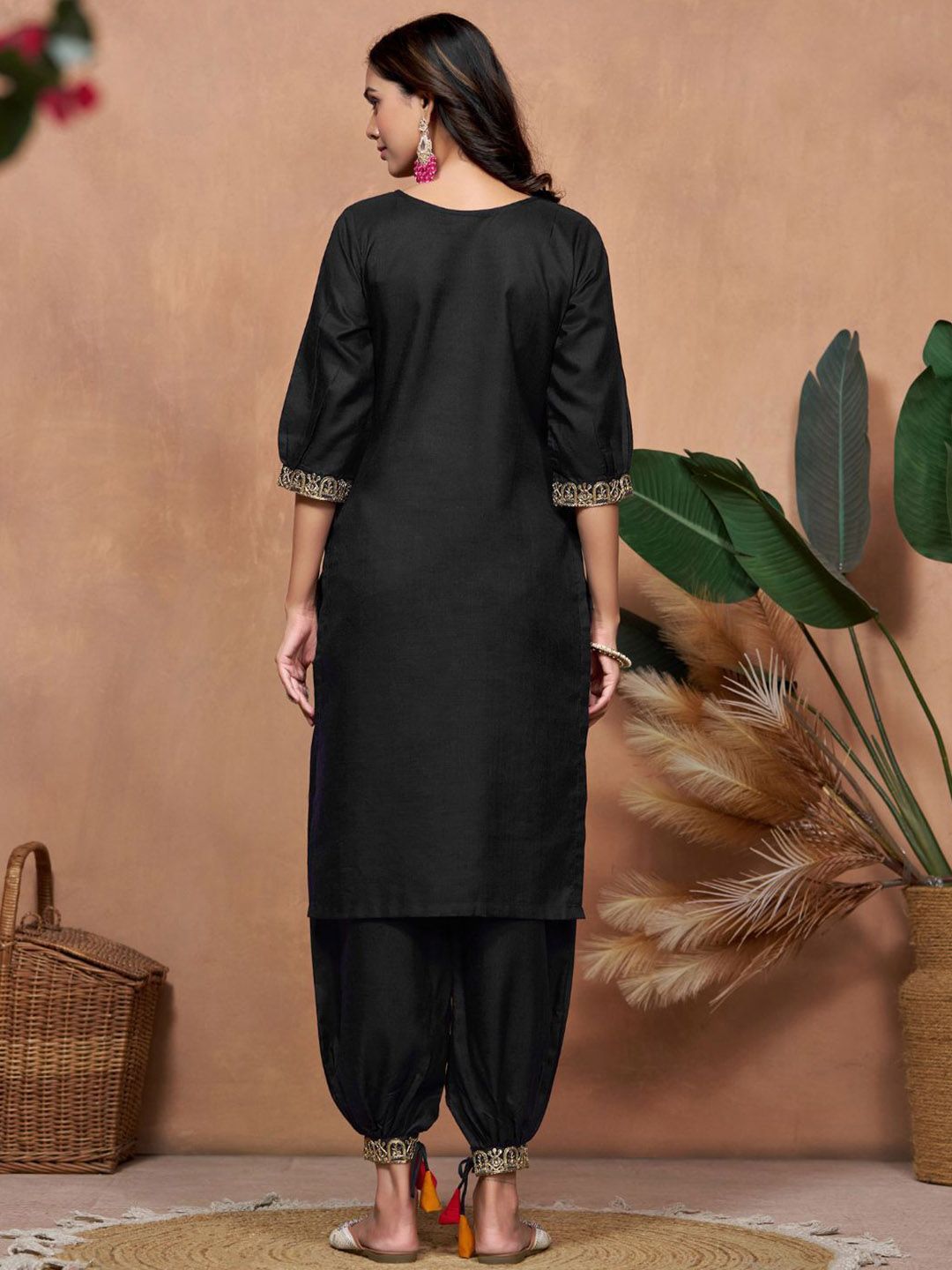 Kalini Reka Bentuk Kukus Floral Sequinned Lurus Kurta dengan Salwar & Dupatta