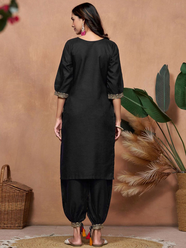 Kalini Reka Bentuk Kukus Floral Sequinned Lurus Kurta dengan Salwar & Dupatta