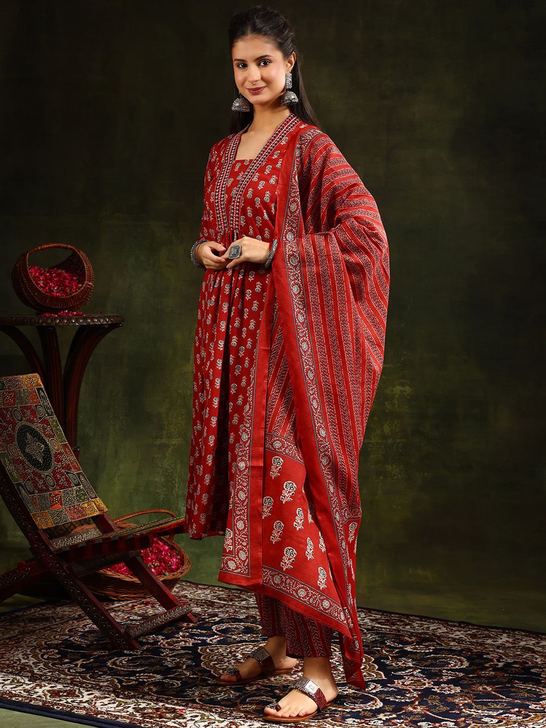Kalini Floral Printed V-Neck A-line kurta dengan seluar dan dupatta