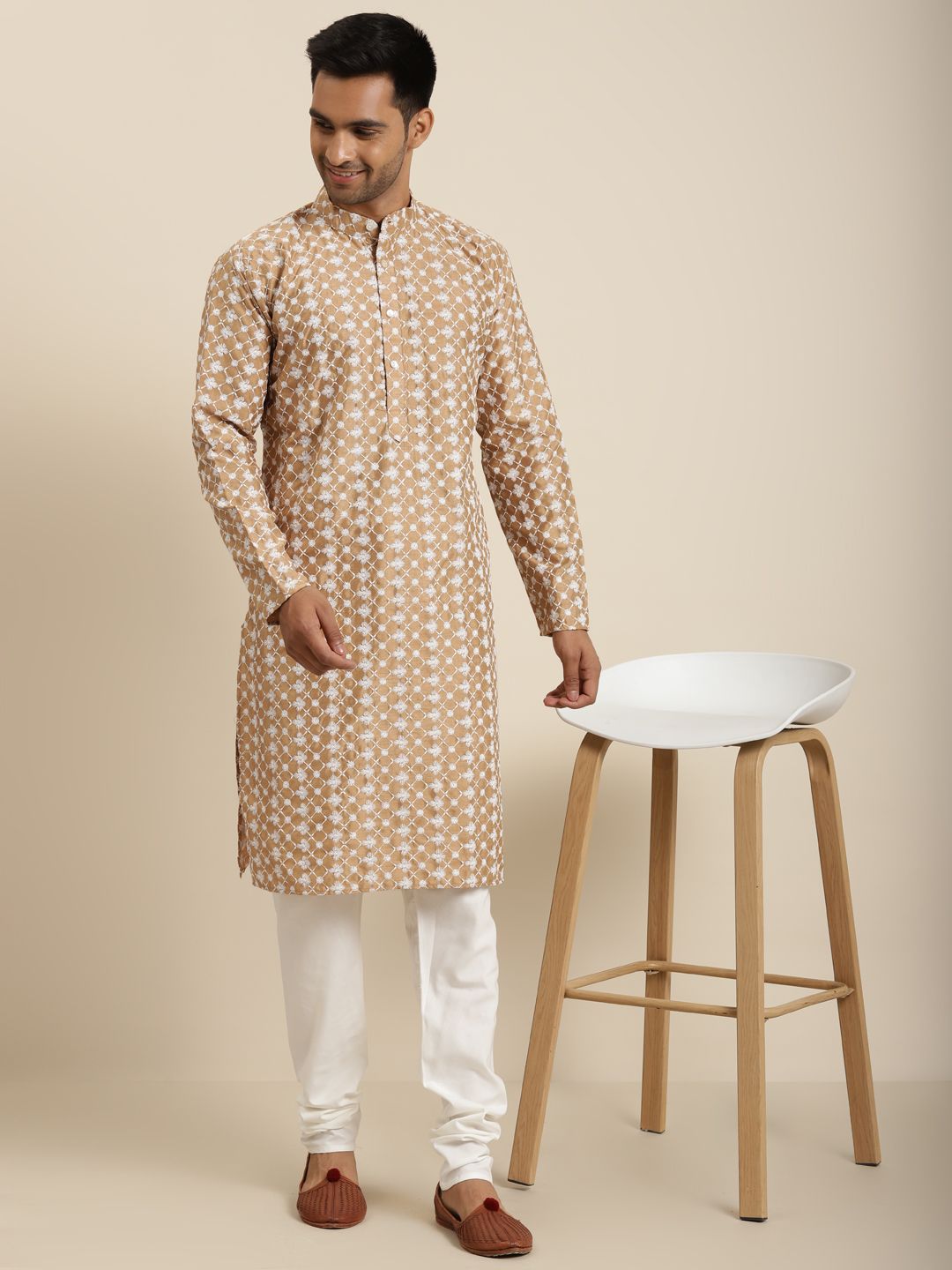 SOJANYA Men Beige & White Embroidered Kurta