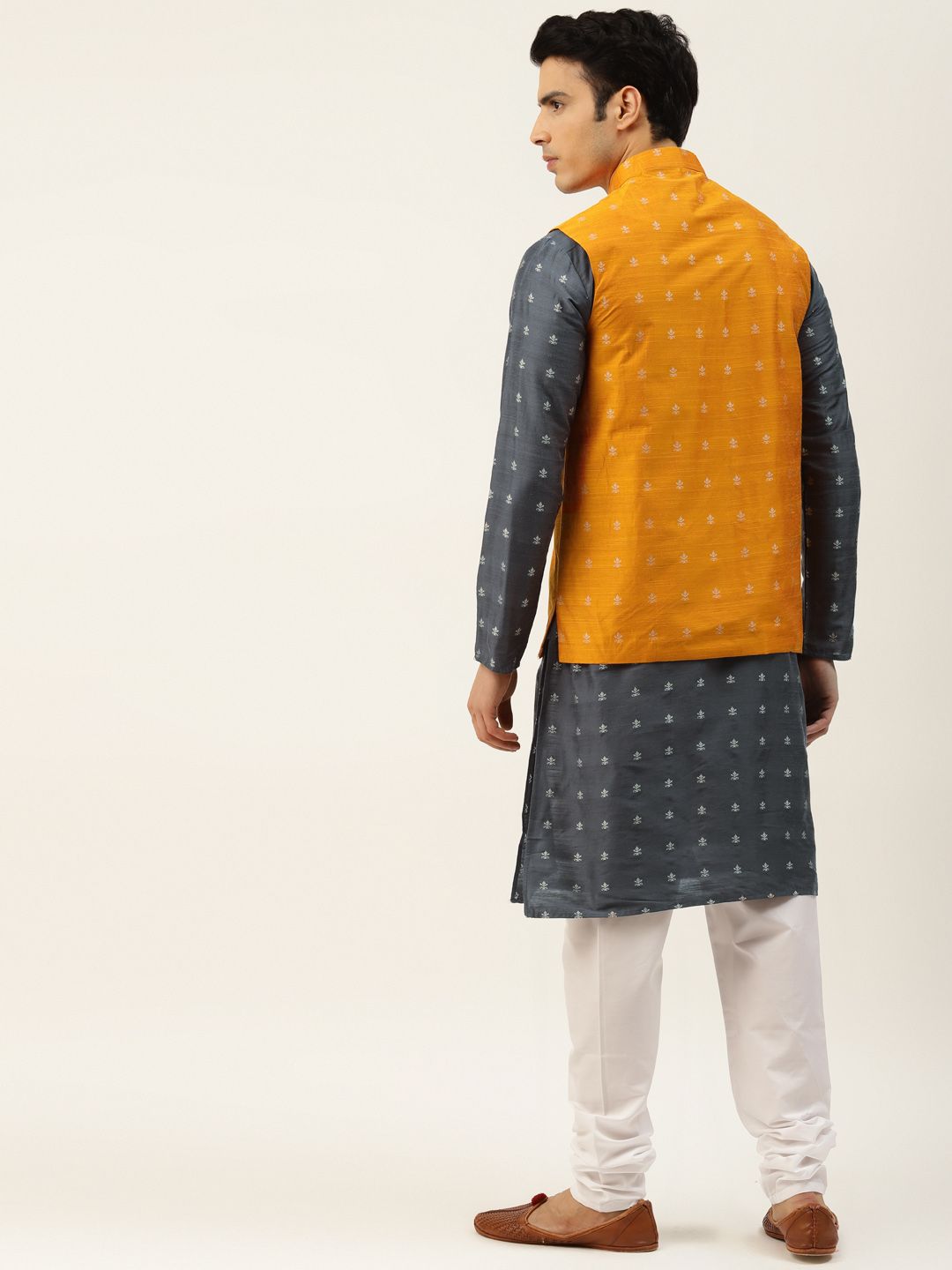 SOJANYA Kurta Motif Etnik Arang Kelabu & Off-Whtie Lelaki dengan Jaket Churidar & Nehru
