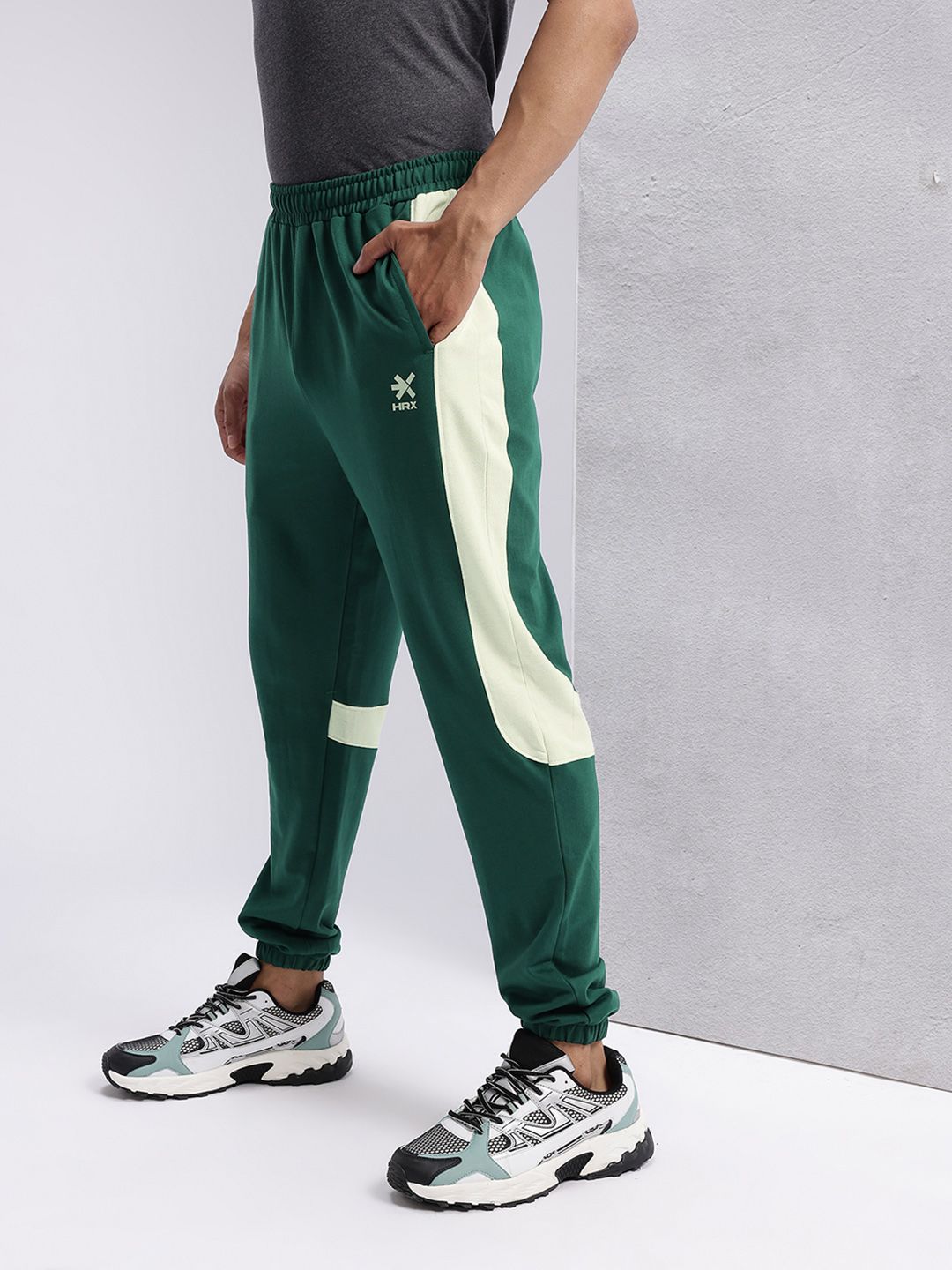 HRX by Hrithik Roshan Men Colorblocked Mid-Rise Regular Fit Lifestyle Joggers