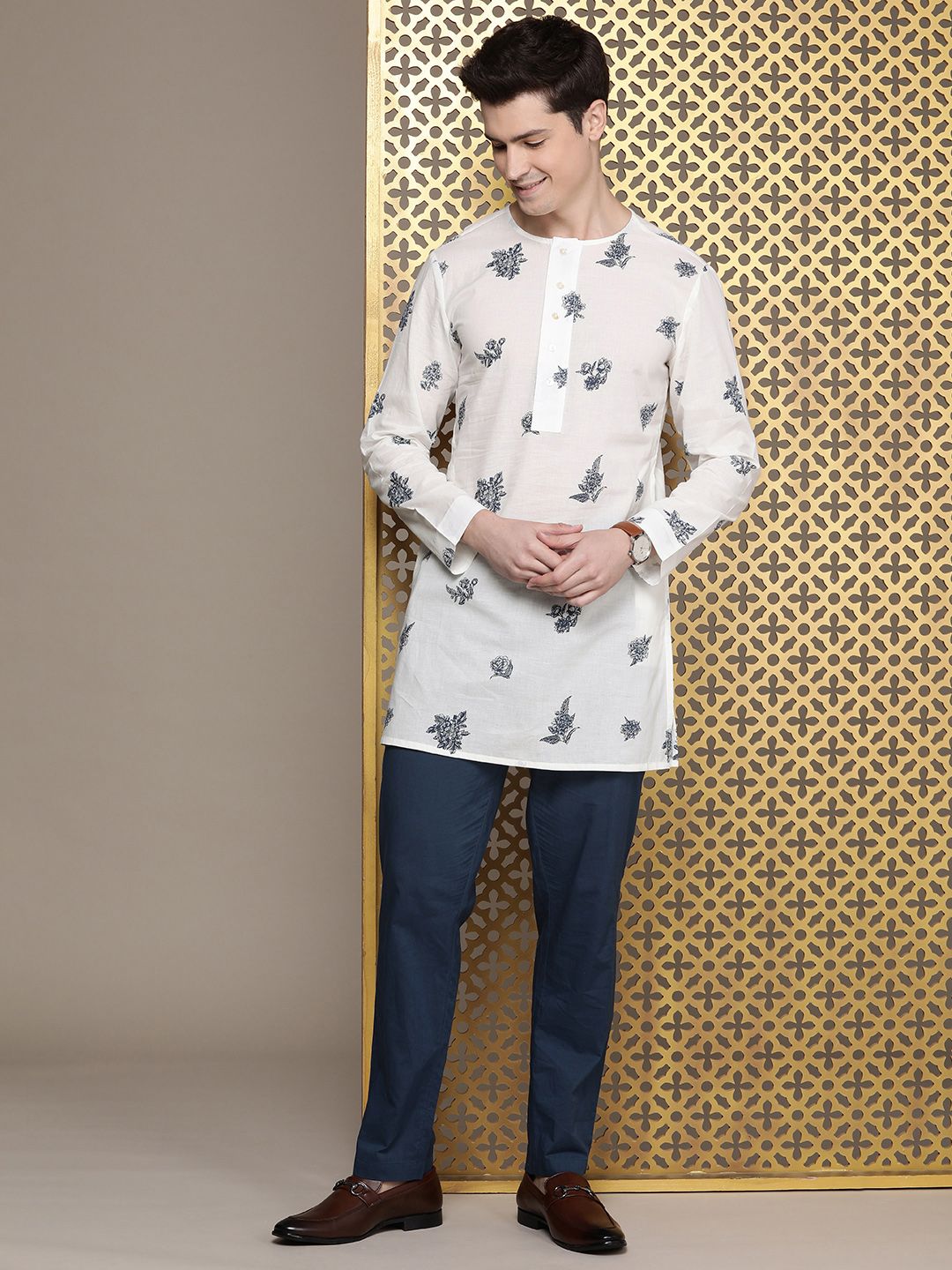 House of Pataudi Men Floral Printed Regular Pure Cotton Jashn Kurta with Trousers