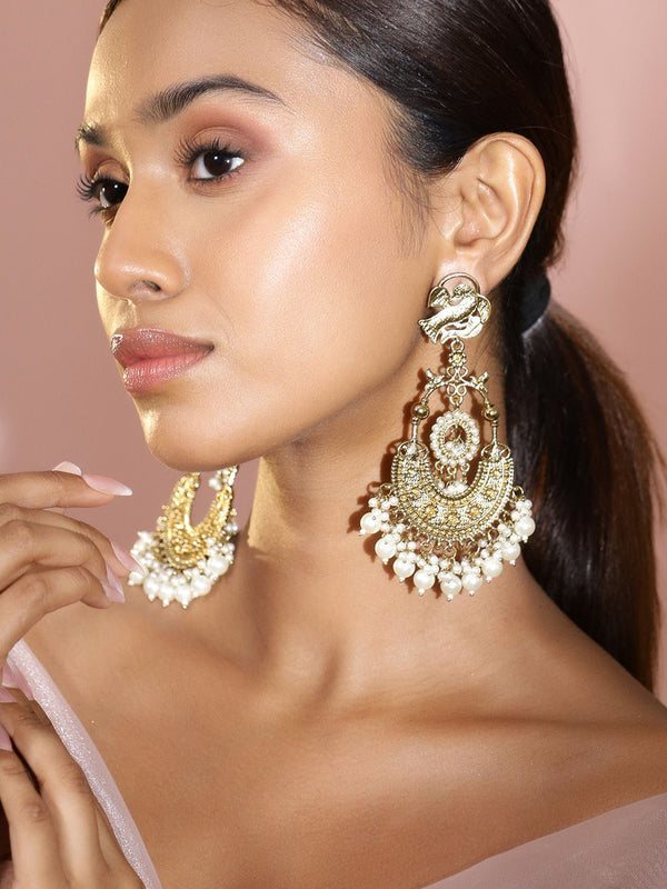 Rubans 18K bersalut emas anting-anting chandbali dengan aksen manik mutiara putih