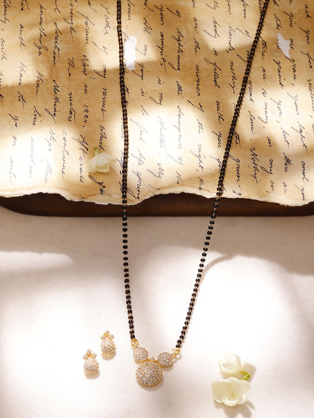 Rubans 18K Mangalsutra berlapis emas dengan loket & anting-anting pukulan zirkonia padu