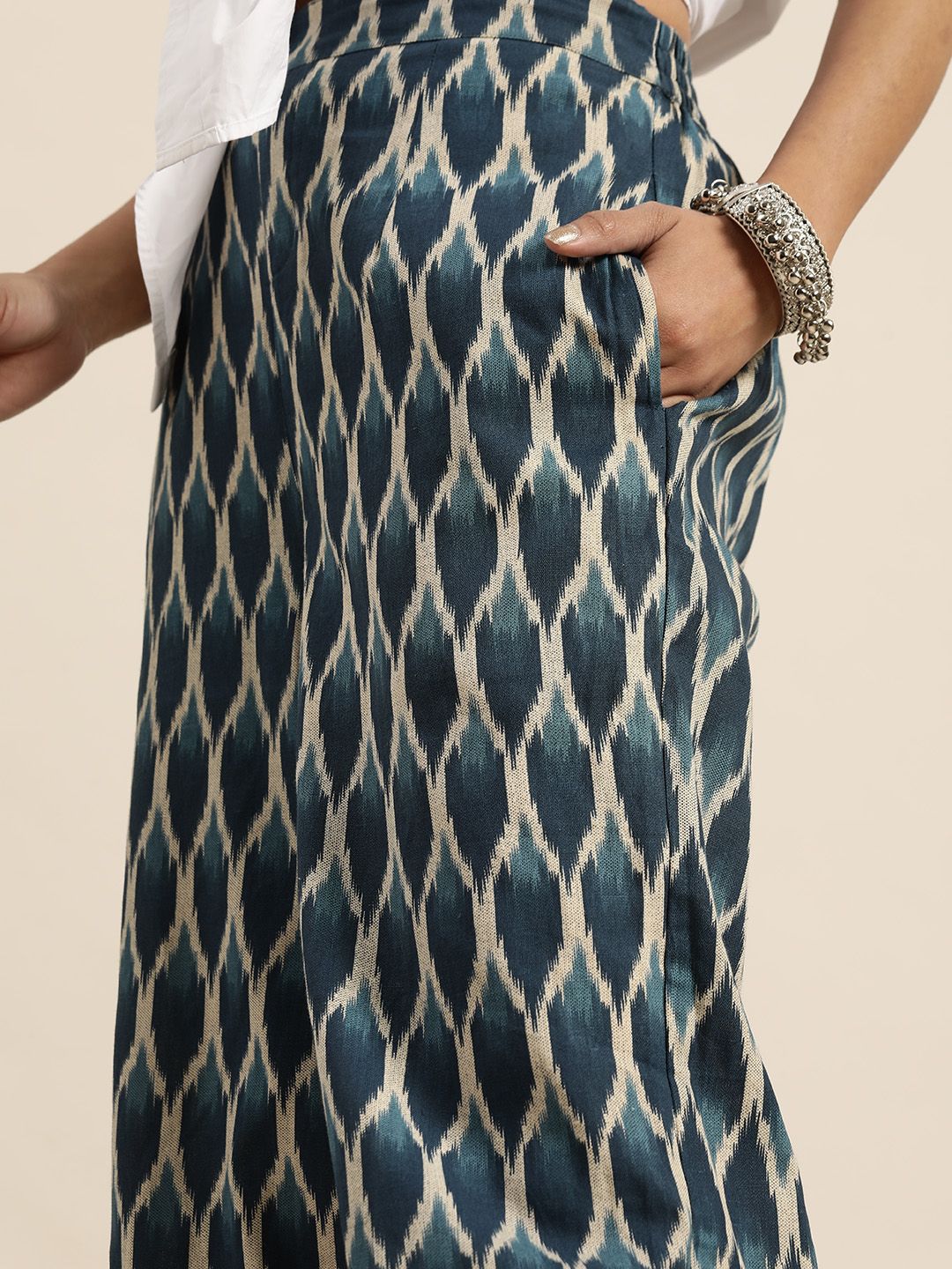 Shae by SASSAFRAS Women Blue & Cream-Coloured Regular Fit Ikat Printed Joggers
