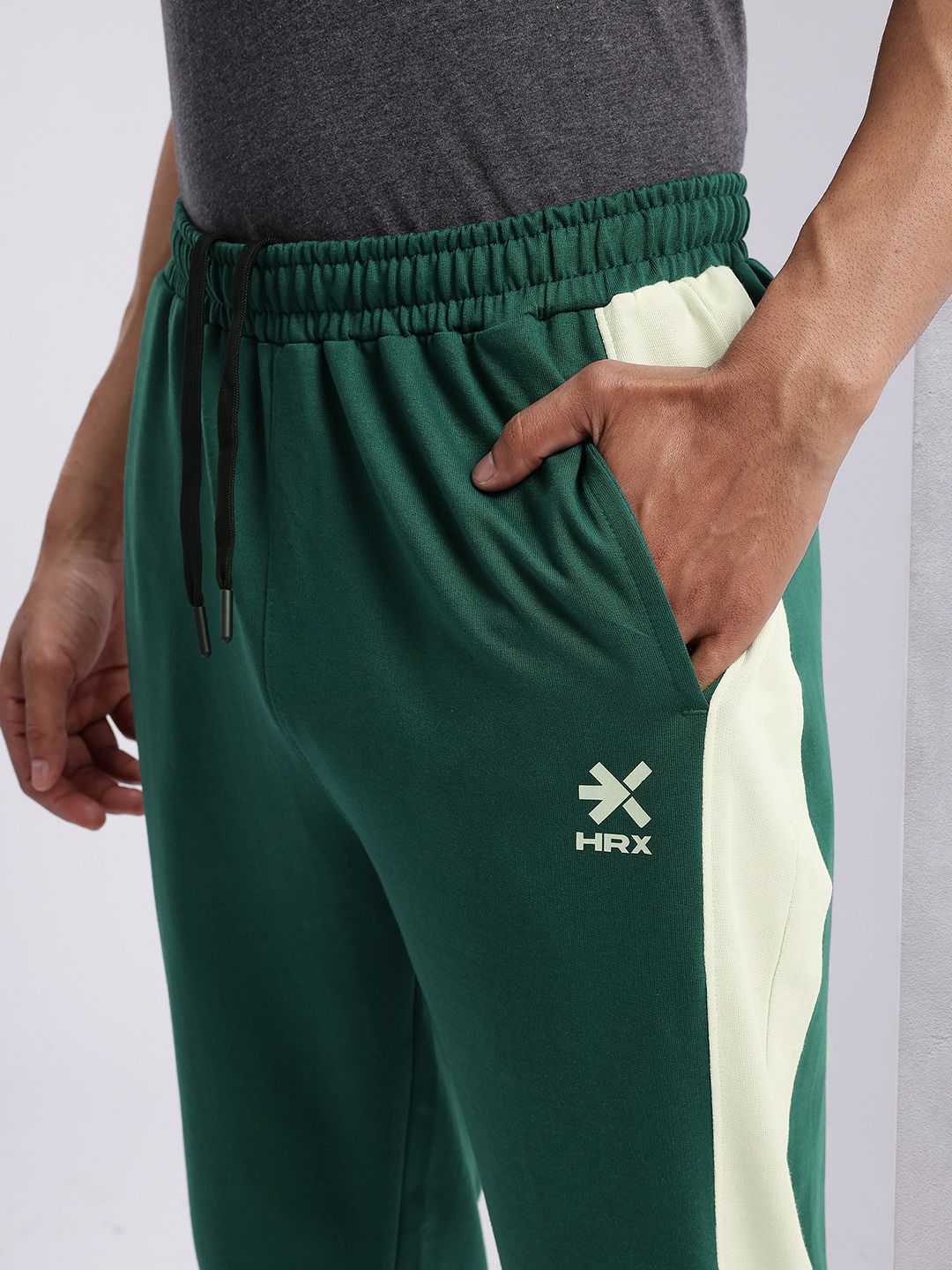 HRX by Hrithik Roshan Men Colorblocked Mid-Rise Regular Fit Lifestyle Joggers