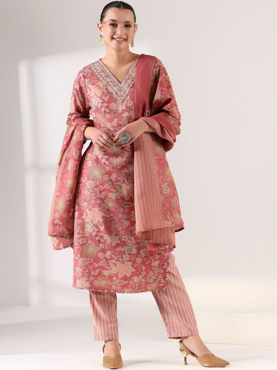 Mamicha Women Floral Printed Regular Thread Work Kurta with Trousers & With Dupatta