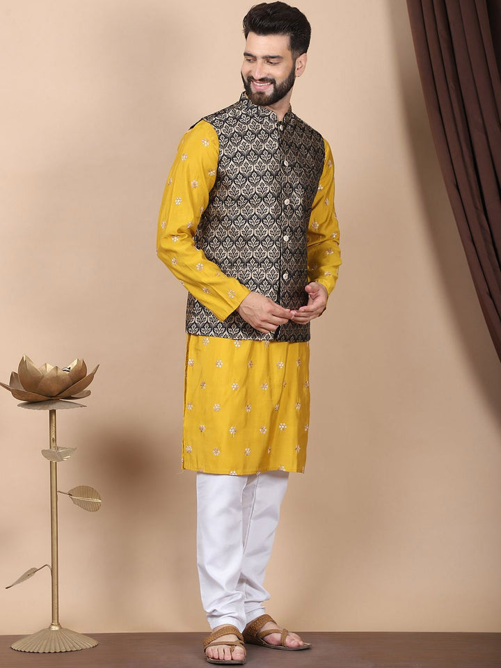 Kurta Sutera Kapas Bersulam Bunga Anouk Mustard-Kuning dengan Jaket Churidar & Nehru