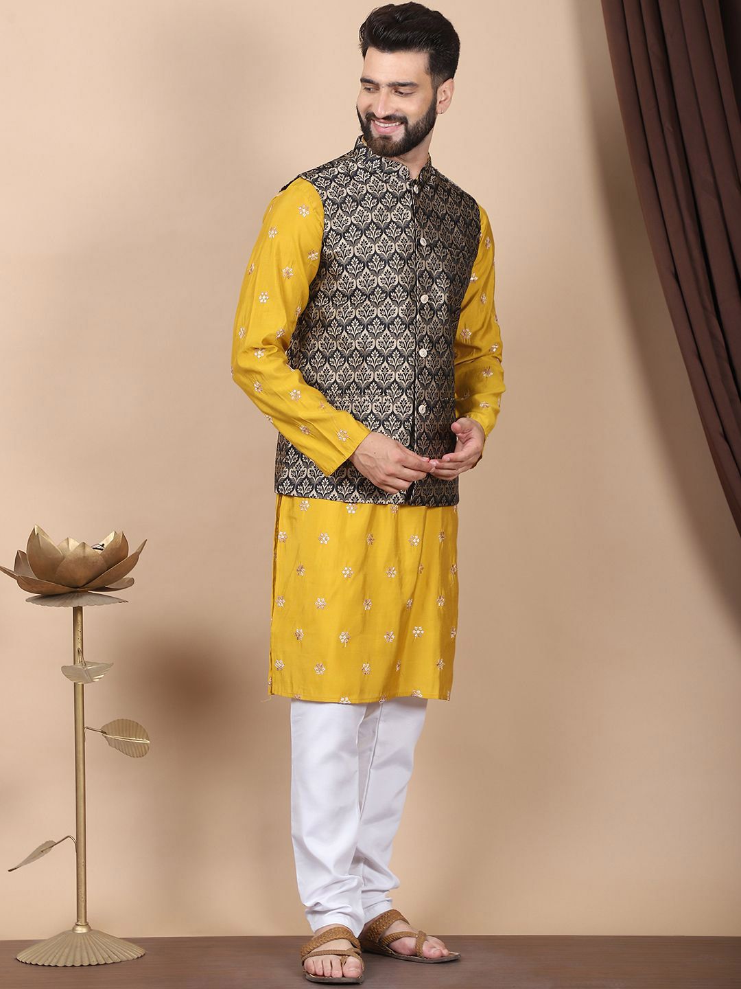 Kurta Sutera Kapas Bersulam Bunga Anouk Mustard-Kuning dengan Jaket Churidar & Nehru