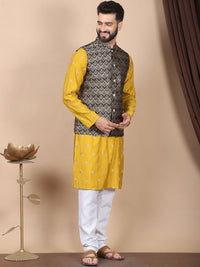 Kurta Sutera Kapas Bersulam Bunga Anouk Mustard-Kuning dengan Jaket Churidar & Nehru