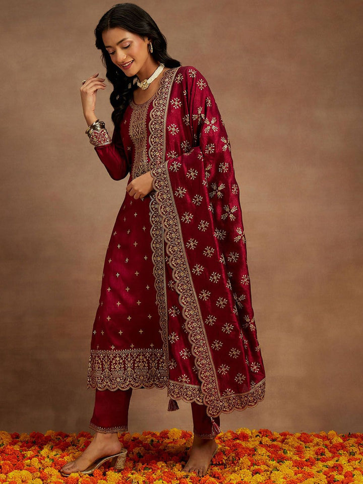 Libas Fuchsia Ethnic Motifs Embroidered Thread Work Kurta with Trousers & With Dupatta