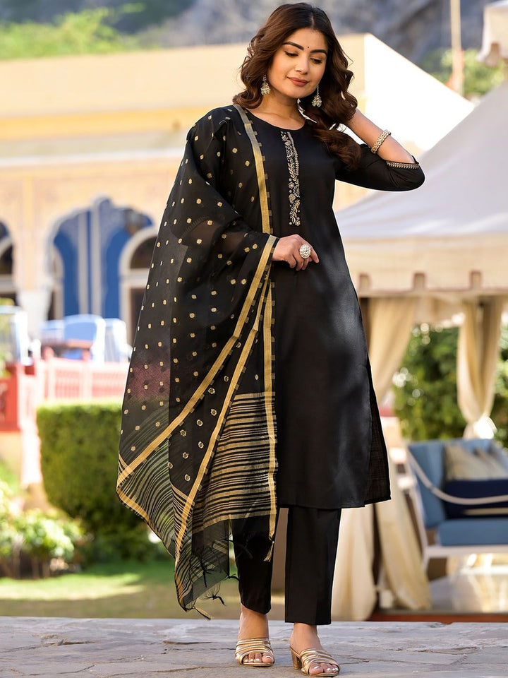 Vishudh Black & Gold Toned Round Neck Straight Kurta & Trousers With Dupatta