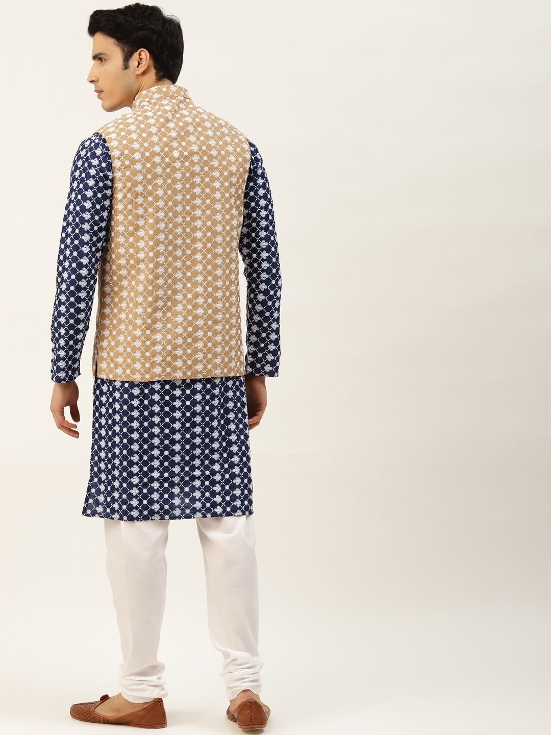 SOJANYA Lelaki Navy Blue Chikankari Sulam Kurta dengan Jaket Churidar & Nehru