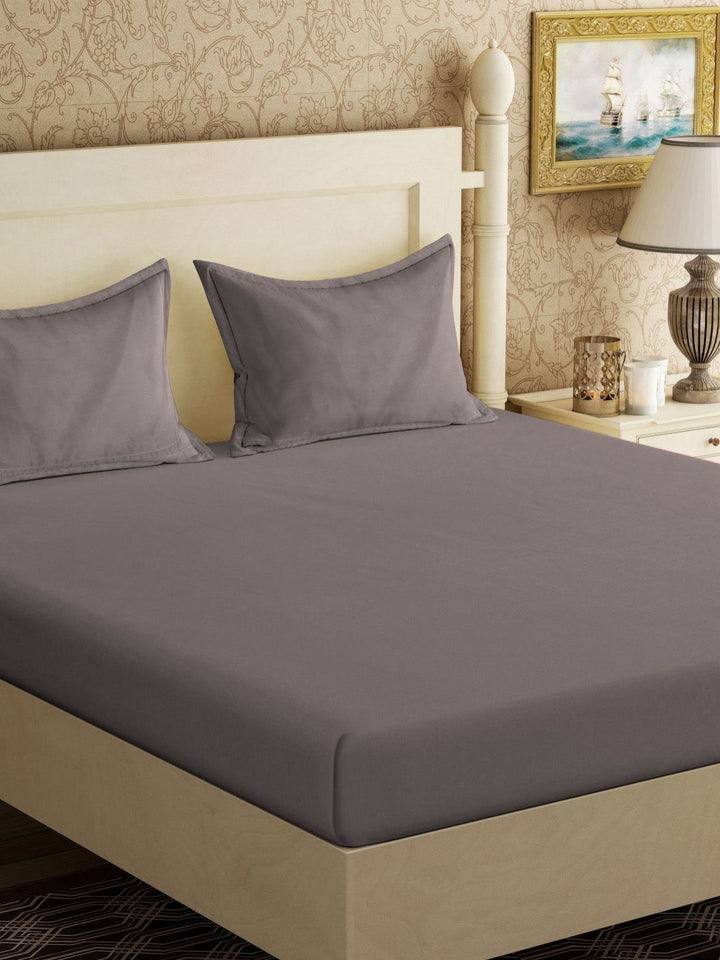 Aura Grey Solid Flat 300TC King Cadar dengan 2 Sarung Bantal