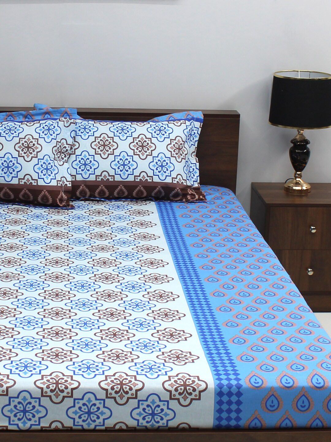 BOMBAY DYEING Blue & White Ethnic Motifs 110 TC Queen Bedsheet with 2 Pillow Covers