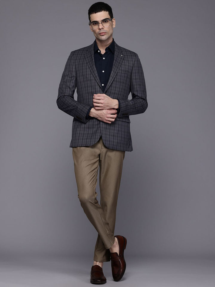 Raymond antibakteria memeriksa blazer rasmi