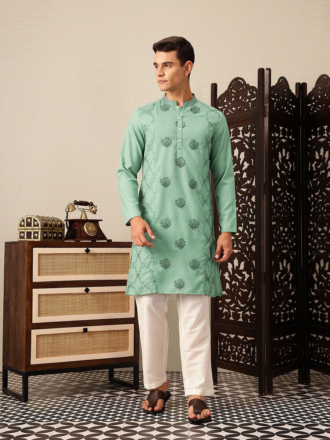 House of Pataudi Floral Thread Work Mandarin Collar Jashn Kurta with Trousers