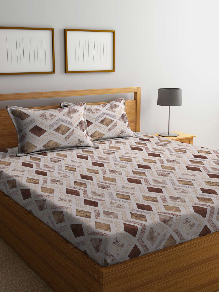 KLOTTHE Brown Geometric Printed Fitted 400 TC Cotton King Bedsheet & 2 Pillow Covers