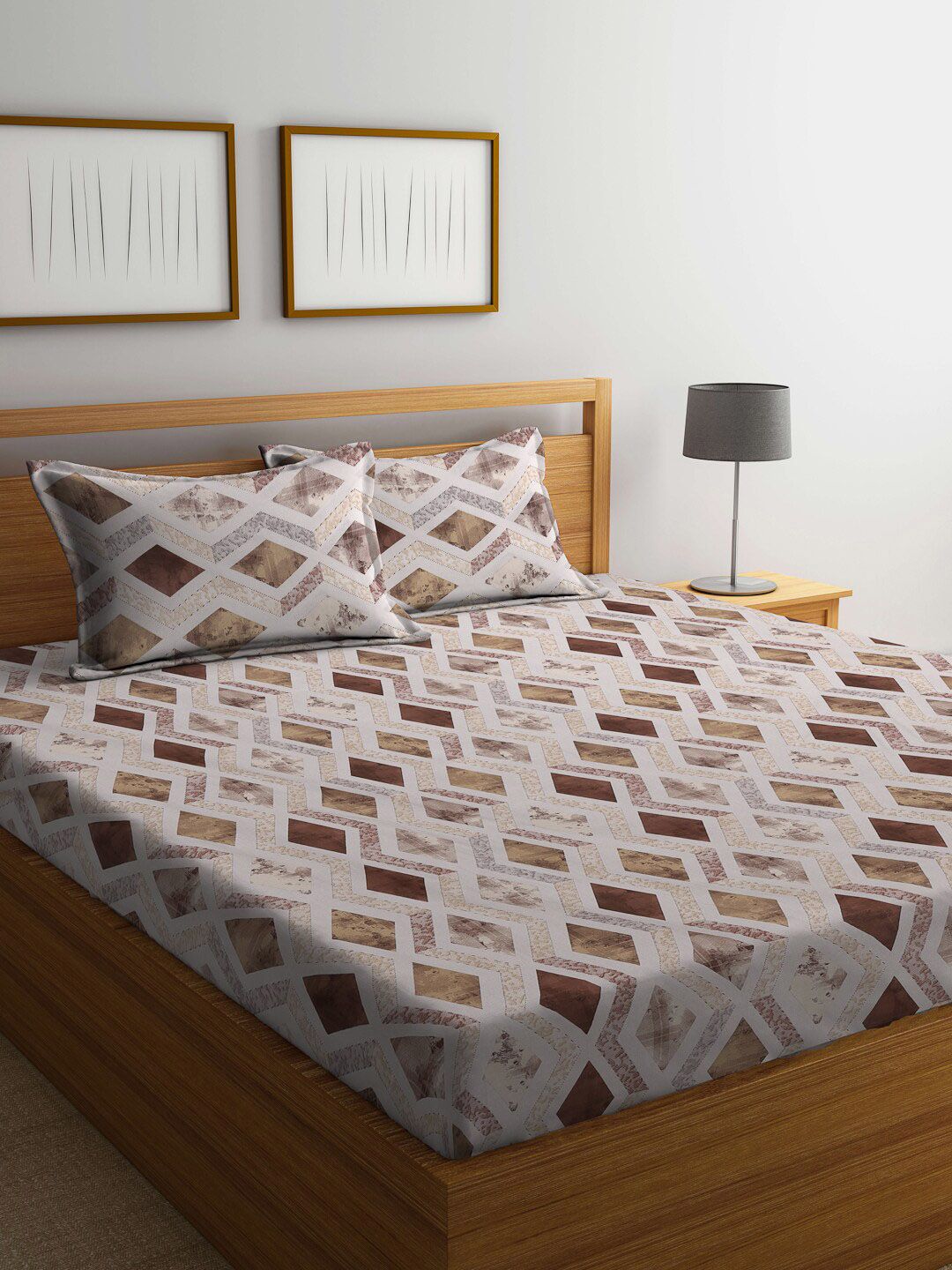 KLOTTHE Brown Geometric Printed Fitted 400 TC Cotton King Bedsheet & 2 Pillow Covers