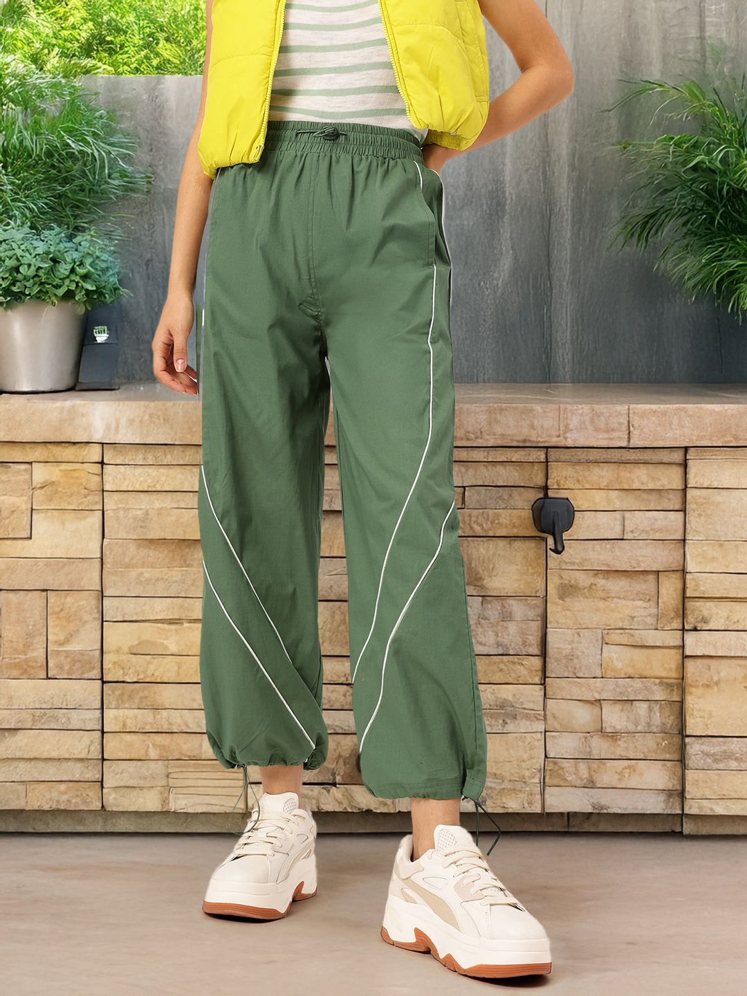 DressBerry Women Relaxed High-Rise Toggle Hem Joggers