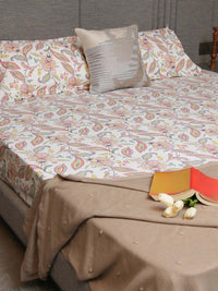 URBAN SPACE White & Red Printed 200 TC Cotton Double King Bedsheet With 2 Pillow Covers