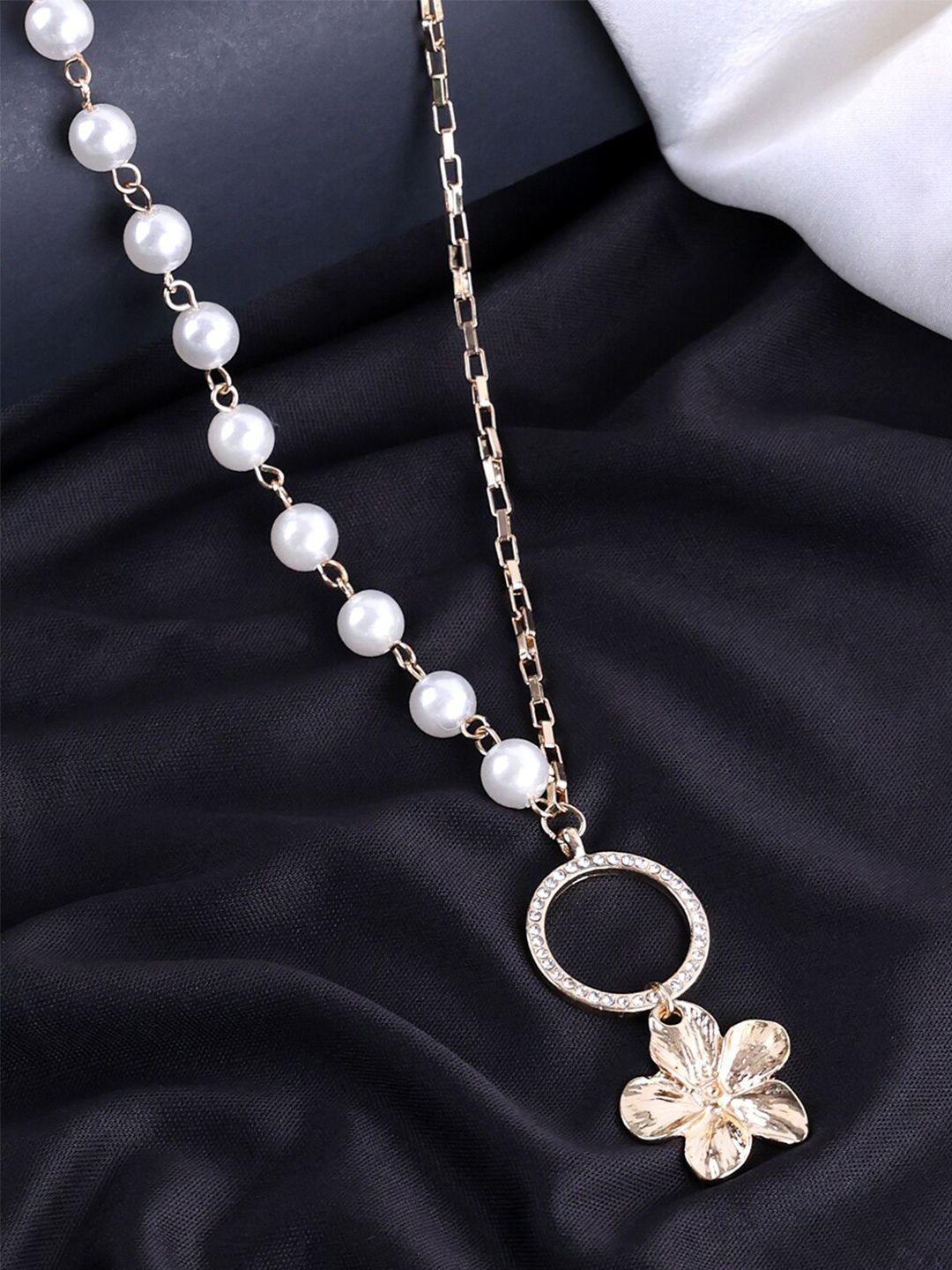 VOGUE PANASH- Bersalut Emas Berbentuk Bunga Dengan Kalung Dan Rantai Manik Putih