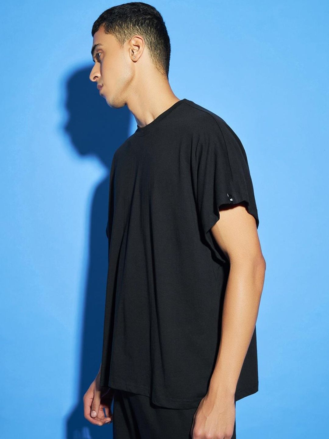 Bewakoof Men Black Solid Round Neck T-shirt