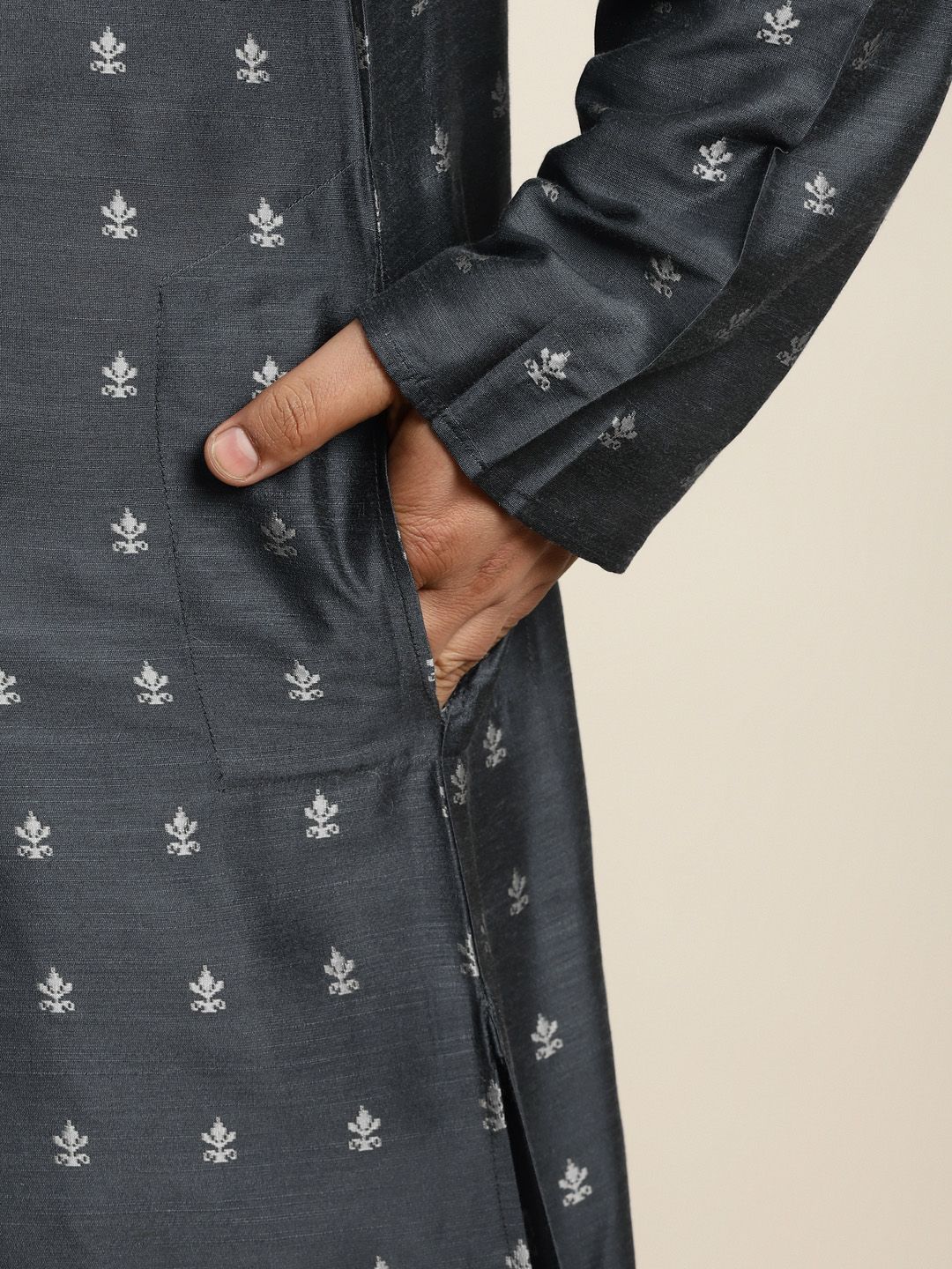 SOJANYA PLUS Lelaki Charcoal Grey & Silver Jacquard Silk Woven Design Kurta Lurus