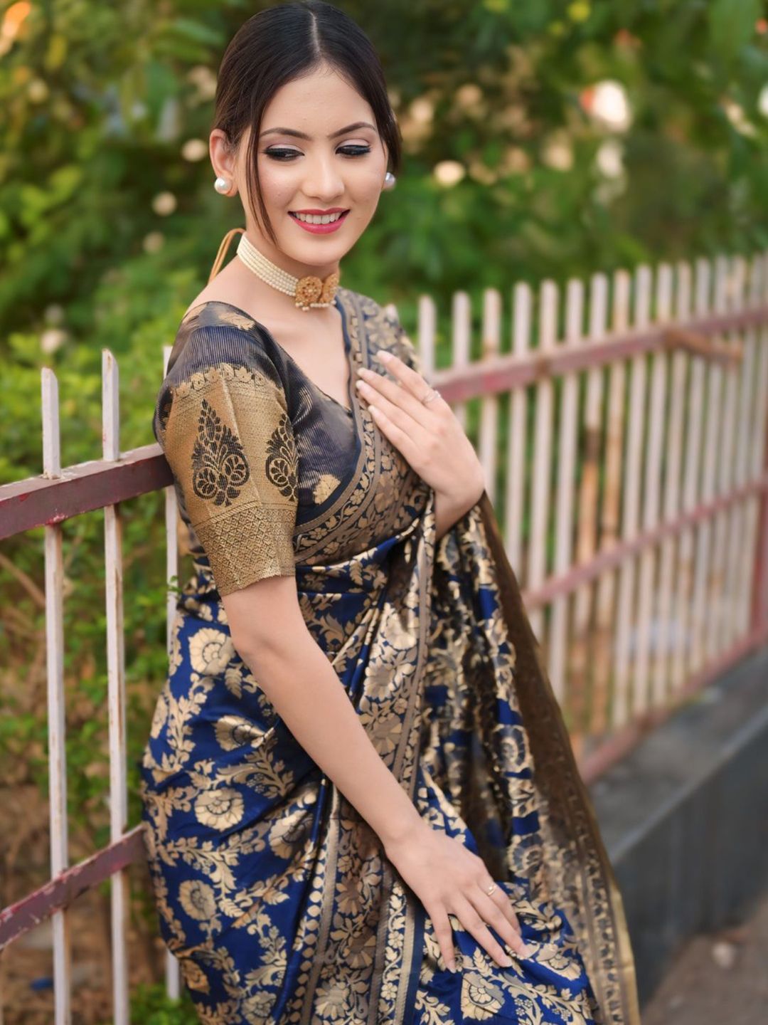 KALINI Ethnic Motifs Woven Design Zardozi Banarasi Saree with Blouse Piece