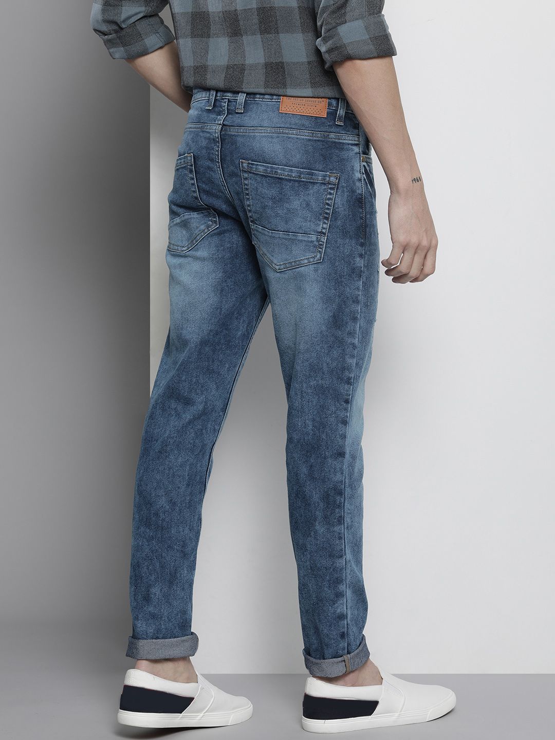 The Indian Garage Co Men Blue Slim Fit Mildly Distressed Light Fade Stretchable Jeans