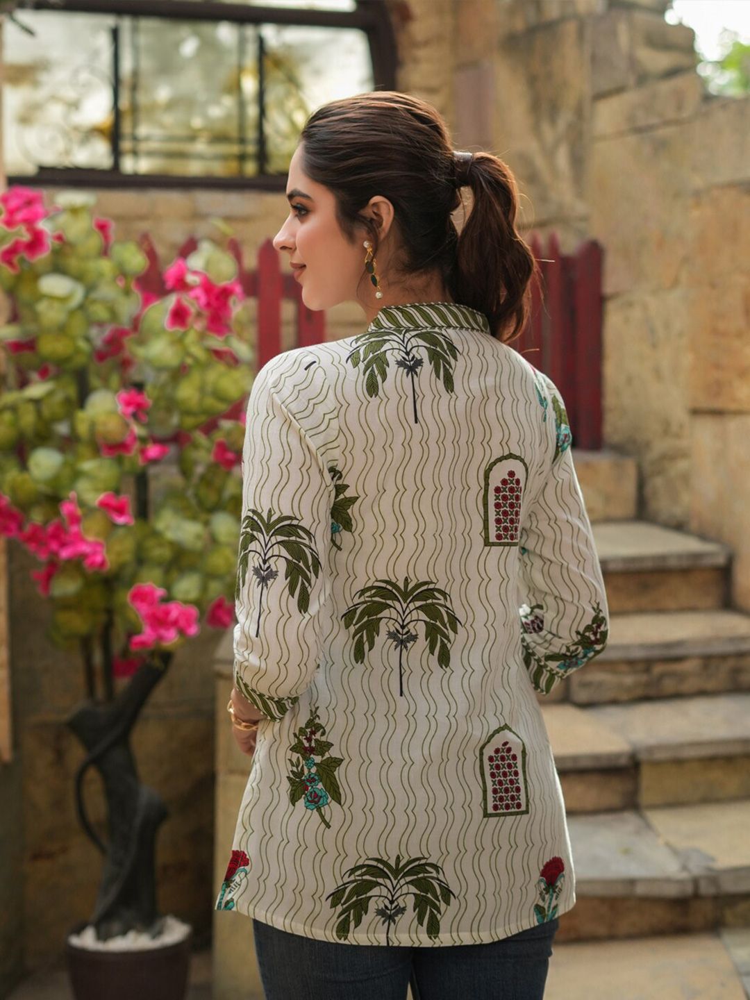 Rain & Rainbow Women's Ethnic Motifs Printed V-Neck Pure Cotton Kurti